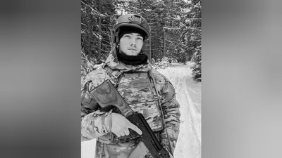 "Залізний пластовий хрест" вручили родичам загиблого бійця Романа Попадинця з Надвірної "Залізний пластовий хрест" вручили родичам загиблого бійця Романа Попадинця з Надвірної
