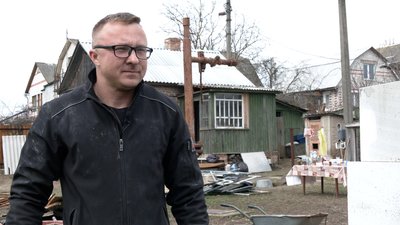 На Чернігівщині жінка з волонтерами відбудовує будинок, поки чоловік несе службу На Чернігівщині жінка з волонтерами відбудовує будинок, поки чоловік несе службу