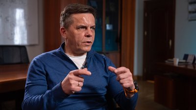 Голова Агентства відновлення Сергій Сухомлин під час інтервʼю Суспільному у Києві