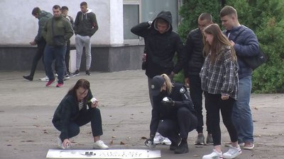 "Візьми дитину за руку". Для пішоходів у Луцьку малюють правила на дорозі "Візьми дитину за руку". Для пішоходів у Луцьку малюють правила на дорозі