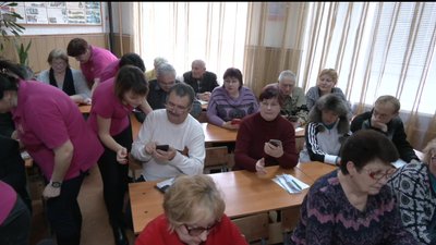 У Золотоноші пенсіонерів навчають користуватись смартфоном