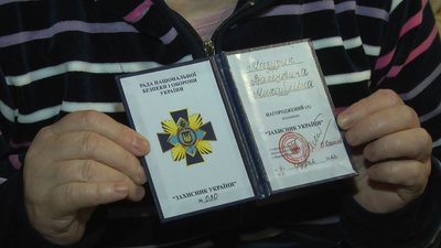 Щодня по парі: незряча волонтерка з Луцька в'яже чергову партію рукавиць для бійців Щодня по парі: незряча волонтерка з Луцька в'яже чергову партію рукавиць для бійців