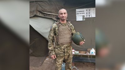 На Чернігівщині поховали трьох захисників України — Андрія Янченка, Станіслава Миленка та Сергія Рожка. На Чернігівщині поховали трьох захисників України — Андрія Янченка, Станіслава Миленка та Сергія Рожка.