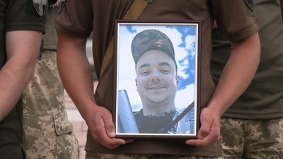 У Рівному попрощалися із загиблим бійцем ЗСУ Михайлом Мазуром У Рівному попрощалися із загиблим бійцем ЗСУ Михайлом Мазуром