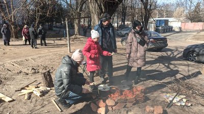 Польова кухня в одному з чернігівських дворів Польова кухня в одному з чернігівських дворів