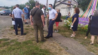 На Рівненщині люди в знак протесту проти роботи підприємства зібрались на акцію На Рівненщині люди в знак протесту проти роботи підприємства зібрались на акцію