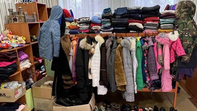 У семи закладах Дніпра працюють "банки одягу" для переселенців та людей у скруті: що там є