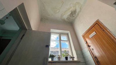 Прогнила підлога, сиплеться стеля — приміщення Центру детоксикації і медичного витвереження у Бердичеві потребує ремонту Прогнила підлога, сиплеться стеля — приміщення Центру детоксикації і медичного витвереження у Бердичеві потребує ремонту