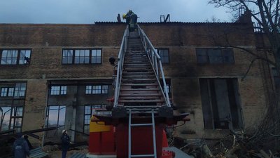 В Олександрії чоловіка придавило металевою конструкцією