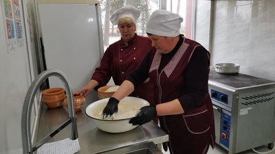 Паски за старовинним рецептом для військових та переселенців готували у громаді на Полтавщині Паски за старовинним рецептом для військових та переселенців готували у громаді на Полтавщині