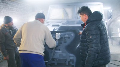 Вінницькі волонтери готують італійський броньований автомобіль, який відправлять на передову Вінницькі волонтери готують італійський броньований автомобіль, який відправлять на передову