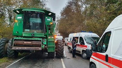 На Херсонщині поліція розслідує зіткнення мікроавтобусу з комбайном