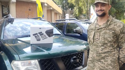 Працівники Житомирської міськради зібрали гроші та купили квадрокоптер для військових 95 бригади