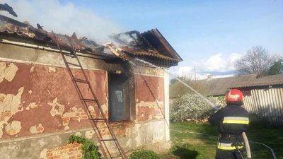 Працівник ДСНС під час ліквідації пожежі на Хмельниччині