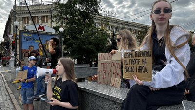 Люди біля входа у метро в Харкові на акції протесту