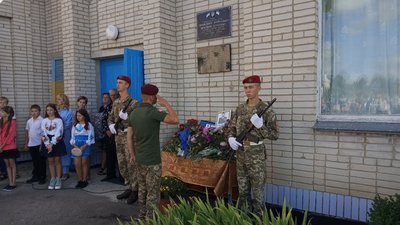 У селі Сінне на Сумщині відкрили меморіальну дошку полковнику ЗСУ Євгену Коростильову У селі Сінне на Сумщині відкрили меморіальну дошку полковнику ЗСУ Євгену Коростильову