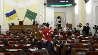 Під час сесії Харківської міськради у залі розкидали бутафорські гроші