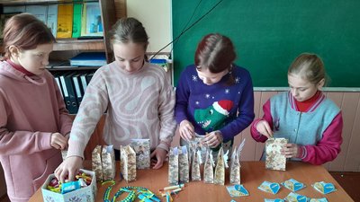 Учні та вчителі волинської гімназії виготовляють розпалювачі для військових Учні та вчителі волинської гімназії виготовляють розпалювачі для військових