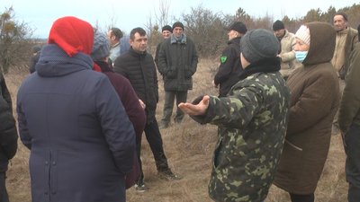 Селяни розповідають: мітингують зараз, доки підприємство не розпочало видобуток каменю, бо потім роботу кар’єру своїми протестами вони не зупинять. Фото: Суспільне Поділля. Селяни розповідають: мітингують зараз, доки підприємство не розпочало видобуток каменю, бо потім роботу кар’єру своїми протестами вони не зупинять. Фото: Суспільне Поділля.