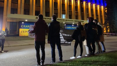 У Дніпрі біля облдержадміністрації пройшла акція "Маємо право на медичний канабіс" — репортаж У Дніпрі біля облдержадміністрації пройшла акція "Маємо право на медичний канабіс" — репортаж