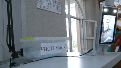 Впізнає обличчя та міряє температуру: у харківській школі встановили пропускний прилад з Китаю