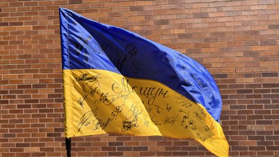 Прапор України Гостомельської громади з населеного пункту Мощун на Київщині. Фото: HealthRight International Прапор України Гостомельської громади з населеного пункту Мощун на Київщині. Фото: HealthRight International