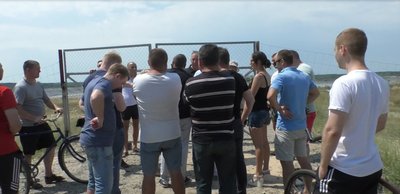 Жителі мікрорайону в Чернігові зібралися біля заводу через сморід Жителі мікрорайону в Чернігові зібралися біля заводу через сморід