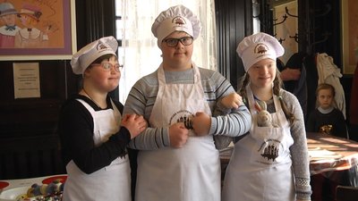 В Житомирі діти з синдромом Дауна готували солодощі для продажу на благодійному ярмарку В Житомирі діти з синдромом Дауна готували солодощі для продажу на благодійному ярмарку