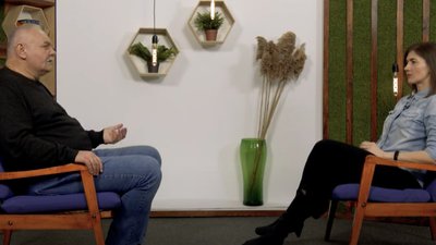 Віктор Разживін, кандидат філологічних наук та журналістка Суспільного Оксана Максимлюк Віктор Разживін, кандидат філологічних наук та журналістка Суспільного Оксана Максимлюк