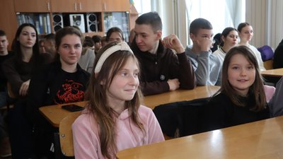 Школярі з Охтирки на Сумщині придбали для захисників FPV-дрони Школярі з Охтирки на Сумщині придбали для захисників FPV-дрони