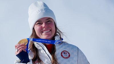 Гірськолижниця Брізі Джонсон з золотою медаллю Олімпіади-2026, яка згодом буде пошкоджена