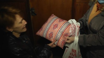 Волонтерки "Бабусиного батальйону" привітали бездомних житомирянок з 8 березня Волонтерки "Бабусиного батальйону" привітали бездомних житомирянок з 8 березня