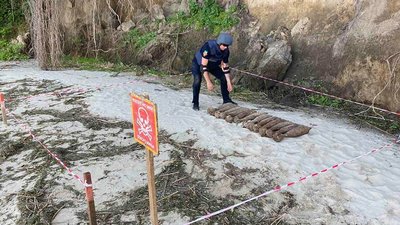 Черкаські рятувальники за добу вилучили більше двох десятків боєприпасів