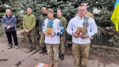 Війна не завада коханню: на передовій побралася пара, яка служить в 10 гірсько-штурмовій бригаді Війна не завада коханню: на передовій побралася пара, яка служить в 10 гірсько-штурмовій бригаді