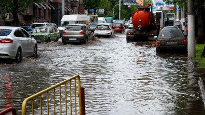 В Одесі злива затопила вулиці В Одесі злива затопила вулиці
