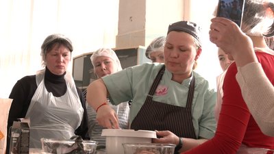 Торти у склянці навчали виготовляти переселенців у Черкасах