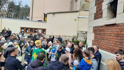 Люди прикрасили вербу синьо-жовтими стрічками Люди прикрасили вербу синьо-жовтими стрічками