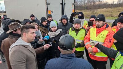 Майже 20 українських водіїв, які застрягли на кордоні через страйк польських перевізників, просять про евакуацію Майже 20 українських водіїв, які застрягли на кордоні через страйк польських перевізників, просять про евакуацію