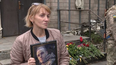 Матір танкіста, який стримував наступ росіян на Чернігів, знайшла місце його загибелі Матір танкіста, який стримував наступ росіян на Чернігів, знайшла місце його загибелі