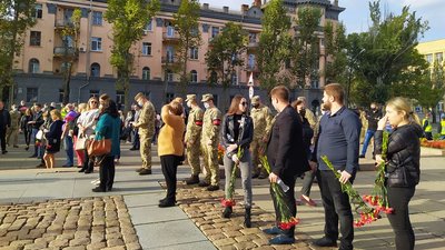 У Миколаєві відбулось прощання із курсантами, які загинули в авікатастрофі Ан-26 У Миколаєві відбулось прощання із курсантами, які загинули в авікатастрофі Ан-26