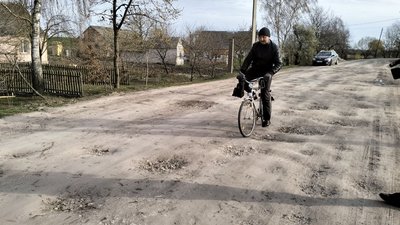"Ні пройти, ні проїхати": коли відреонтують доргу між селами Мишів та Іванівка на Волині "Ні пройти, ні проїхати": коли відреонтують доргу між селами Мишів та Іванівка на Волині