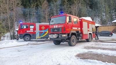 У селі Татарів на Франківщині зайнялися три котеджі У селі Татарів на Франківщині зайнялися три котеджі