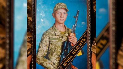 На Чернігівщині попрощалися з трьома бійцями, які загинули в боях за Харків та Херсон На Чернігівщині попрощалися з трьома бійцями, які загинули в боях за Харків та Херсон