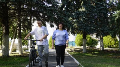 "Хочу жити тут". Підліток на протезі з Харківщини відновлюється після обстрілу "Хочу жити тут". Підліток на протезі з Харківщини відновлюється після обстрілу