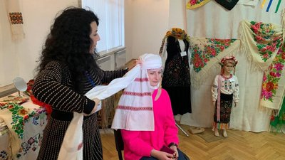 Тернополянка вивчає методи зав’язування української хустки