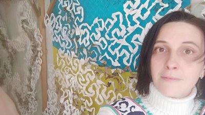 Тетяна Сігіда плете маскувальну сітку Тетяна Сігіда плете маскувальну сітку