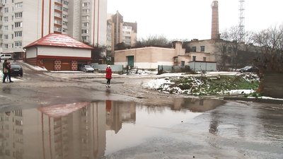 У Тернополі вулиці від снігу впродовж доби прибирали 22 спецмашини У Тернополі вулиці від снігу впродовж доби прибирали 22 спецмашини
