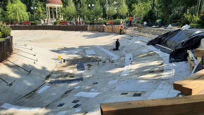 Роботи з облаштування озера у Центральному парку Харкова. 19 травня 2023 року. Фото: Олександр Ставицький/Суспільне Харків Роботи з облаштування озера у Центральному парку Харкова. 19 травня 2023 року. Фото: Олександр Ставицький/Суспільне Харків