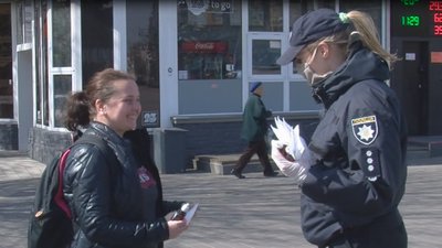 Патрульні поліцейські роздавали в Луцьку маски та антисептики Патрульні поліцейські роздавали в Луцьку маски та антисептики