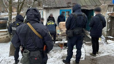 На Черкащині затримали вісьмох людей, які виготовляли та продавали наркотики
